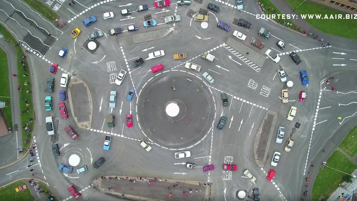 Kruhový objazd, z ktorého sa vám zatočí hlava. Ako by ním prešli vy?