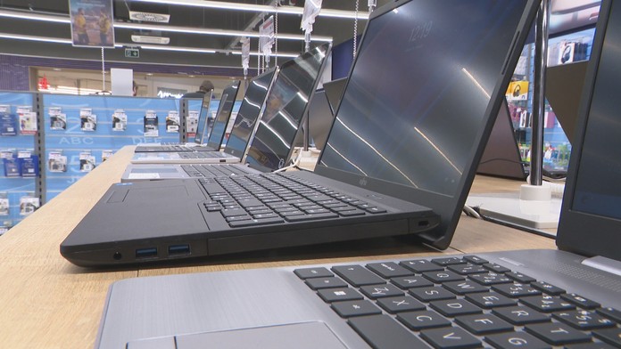 Až 350 eur na notebooky dostanú všetci prváci a deti z chudobných rodín. Rozbehne sa veľký výpredaj na Bazoši?