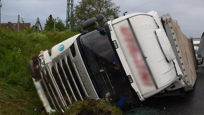 Kamión na diaľnici D2 skončil mimo vozovky.