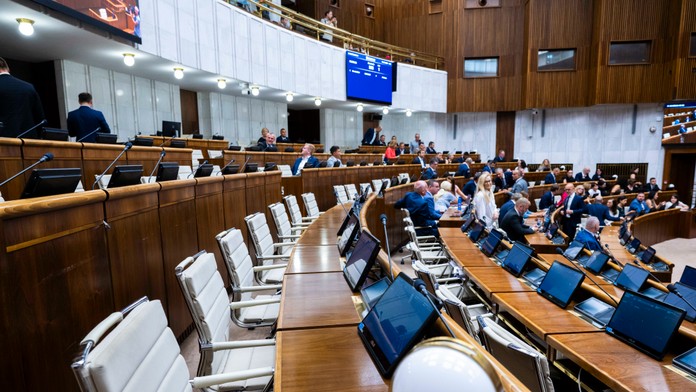 Na snímke rokovacia sála parlamentu počas schôdze, ktorá bola zvolaná k odvolaniu ministra spravodlivosti Borisa Suska.
