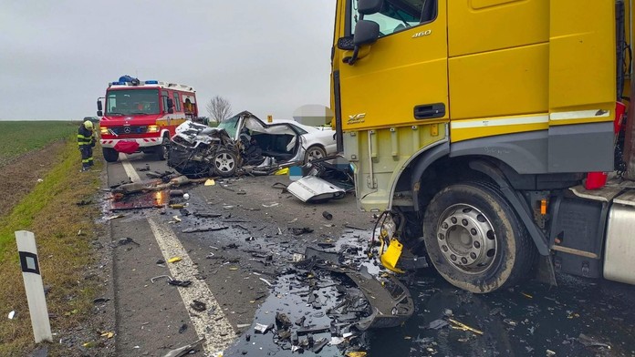 Čelná zrážka auta s kamiónom pri Trebišove. Vodič nemal šancu prežiť