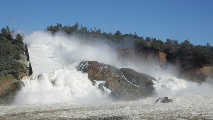 Kalifornské úrady nariadili okamžitú evakuáciu ľudí, ktorí žijú v okolí najvyššej americkej priehrady.