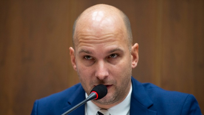 Na auto spadol stĺp.