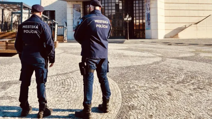 Na lavičke v centre Nitry spal obnažený muž. Policajtov vyzval do bitky