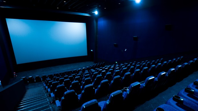 Divákovi prekážali dlhé reklamy v kine. Prevádzkovateľ mu teraz musí zaplatiť odškodné