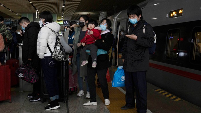 Žena športuje v parku v meste Christchurch na Novom Zélande počas štvtého dňa mimioriadnych opatrení.