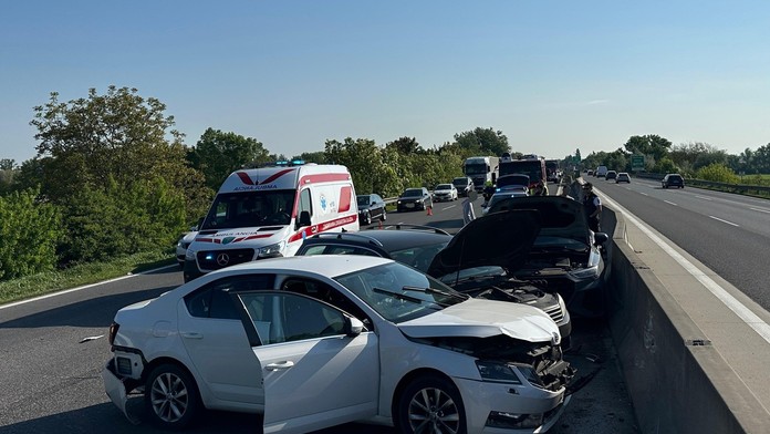 Na diaľnici pri Zelenči sa zrazilo šesť áut. Akoby zázrakom sa nikto nezranil