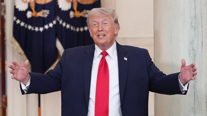 Na snímke americký prezident Donald Trump gestikuluje po svojom prvom prejave k národu.