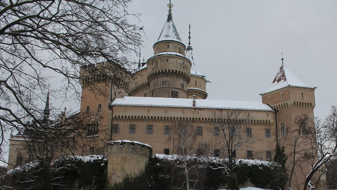 Ľad pri Bojnickom zámku láka korčuliarov. Pamiatkari majú jasnú odpoveď