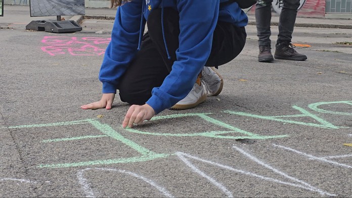 Ďalšia pokuta za kriedový nápis. V Čadci partia kamarátov zaplatila 30 eur