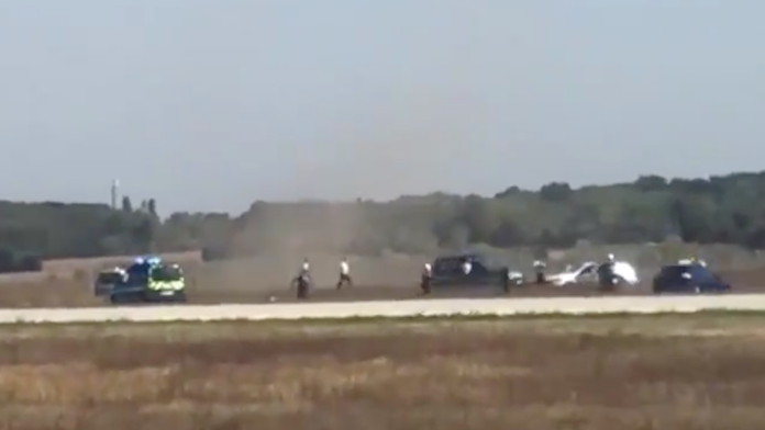 Policajná naháňačka na letisku v Lyone