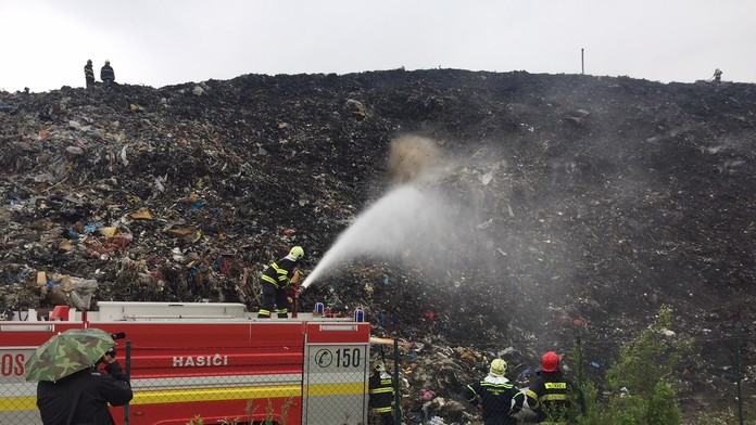 Hasiči sú na mieste.