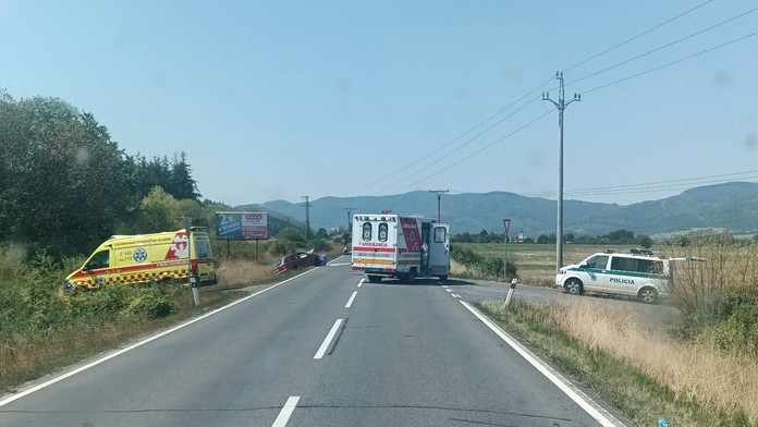 Pri Žiari nad Hronom sa čelne zrazila sanitka s autom. Zranilo sa päť ľudí