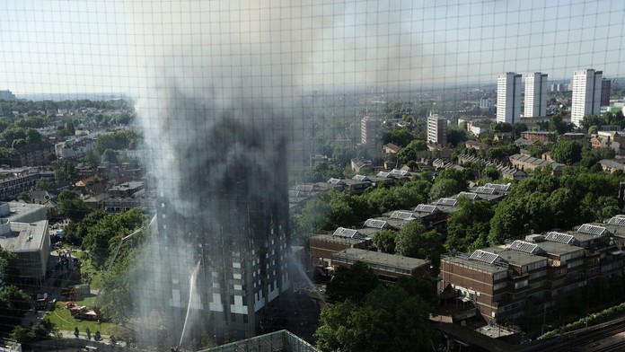 Tlejúca zvyšky Grenfell Tower.