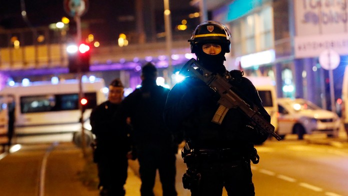 Francúzski policajti hliadkujú na ulici v štvrti  Neudorf v Štrasburgu.