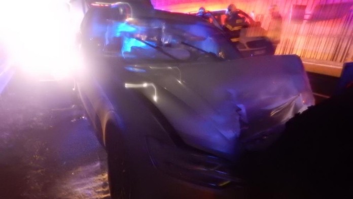 Zničené auto na R1 sa po kolízii so zverou. 