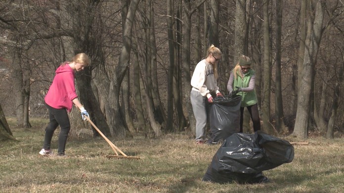 Pomoc si chcú zaslúžiť. Utečenci z Ukrajiny sa zapojili do dobrovoľníckych prác v dvoch slovenských mestách