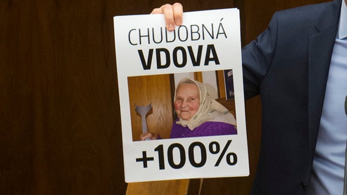 Fotografia panej, ktorú použila opozícia v návrhu na odvolanie premiéra.