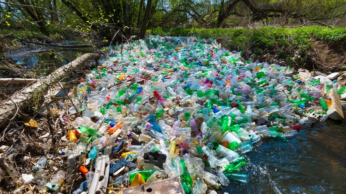 Rieka Bodva znečistená hlavne plastovým odpadom pod obcou Jasov.