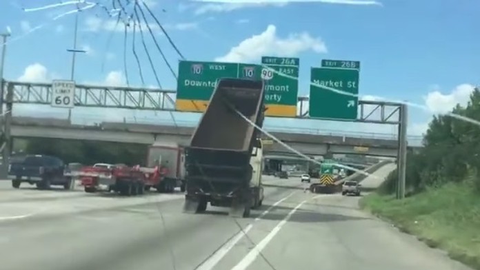 Nákladiak narazil do dopravného značenia.