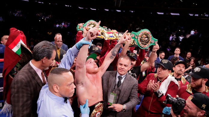 Canelo Alvarez oslavuje víťazstvo nad dovtedajším šampiónom WBA v superstrednej váhe Rockym Fieldingom.