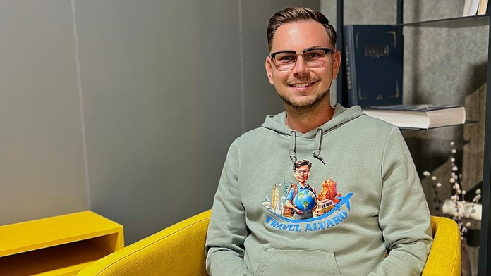 Pozná trik na lacné letenky, bol stevardom a založil cestovku. Najhorší pasažieri? „Do lietadla nosia instantnú polievku,“ opisuje Tomáš