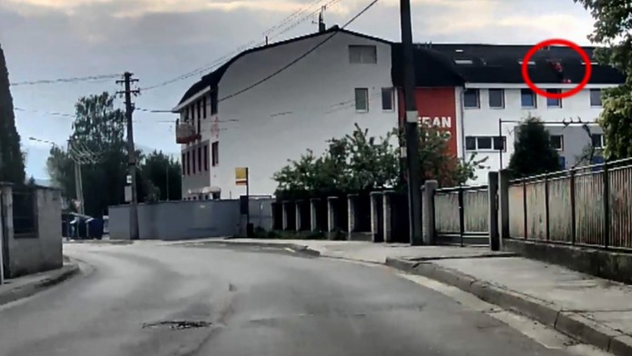 Dramatická záchranná akcia v Trenčíne. Muž visel zo strešnéh okna