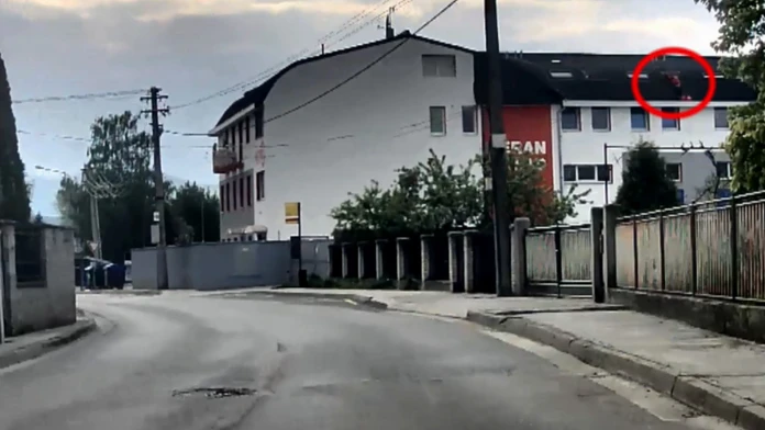 Dramatická záchranná akcia v Trenčíne. Muž visel zo strešnéh okna