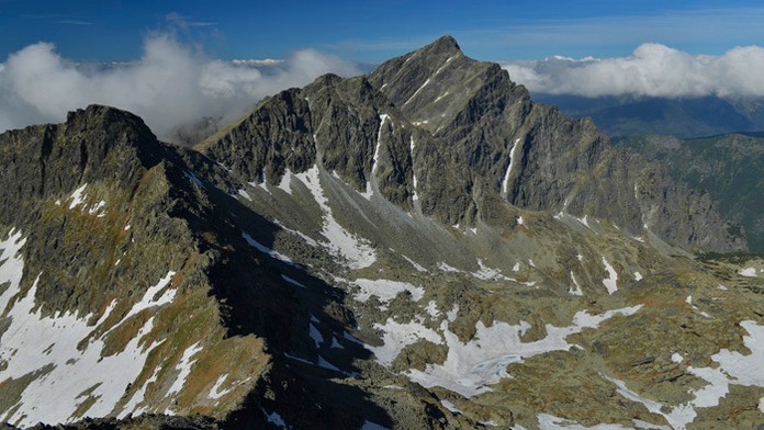 Kriváň nad Nefcerskou dolinou, vľavo je štít Ostrá, druhý zľava je štít Krátka.