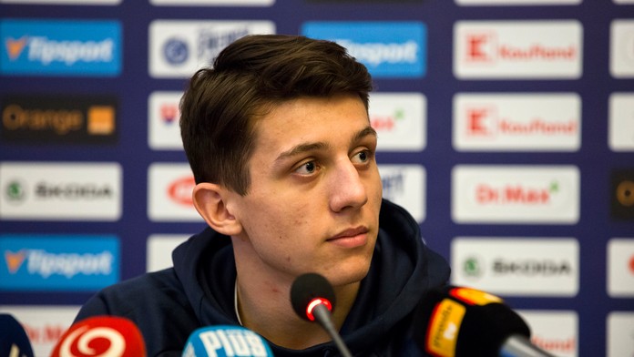 Zľava generálny manažér SR 20 Roman Ulehla a tréner tímu Ernest Bokroš počas tlačovej konferencie po príchode z MS.