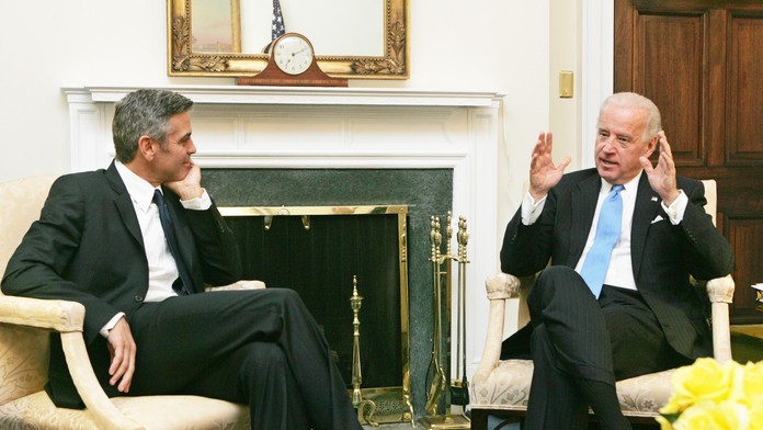 Clooney vyzval Bidena, aby sa vzdal kandidatúry. Demokratov žiada, aby vybrali niekoho iného