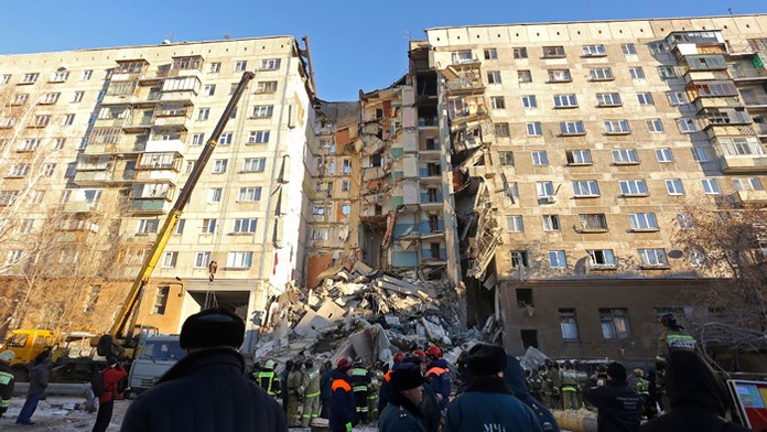 Daniel Sprong oslavuje so spoluhráčmi z Anaheimu gól proti Arizone.