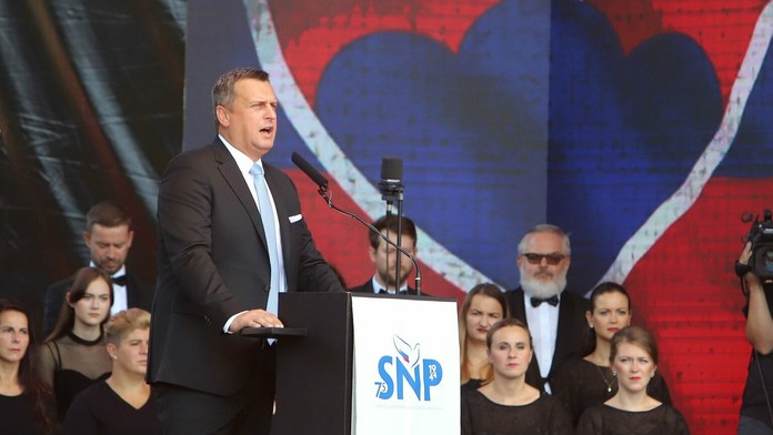 Vojenská prehliadka počas centrálnych osláv 75. výročia SNP.