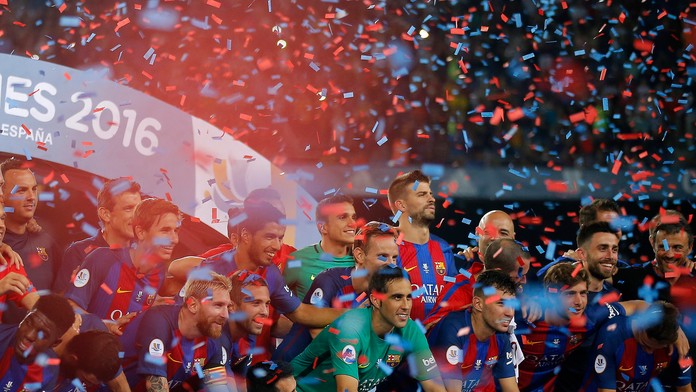 Hráči FC Barcelona oslavujú zisk španielskeho superpohára.