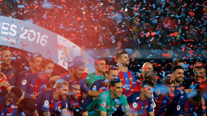 Hráči FC Barcelona oslavujú zisk španielskeho superpohára.