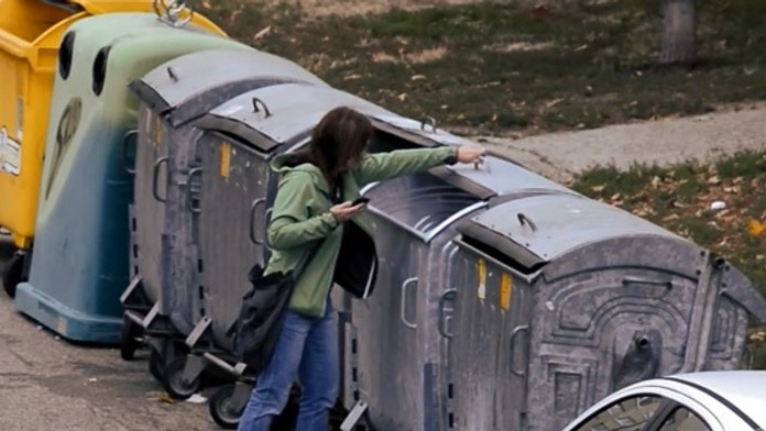 Kmotričky - plač z kontajnera