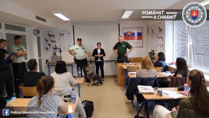 Policajná drogová razia na škole.