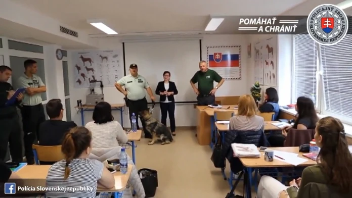 Policajná drogová razia na škole.