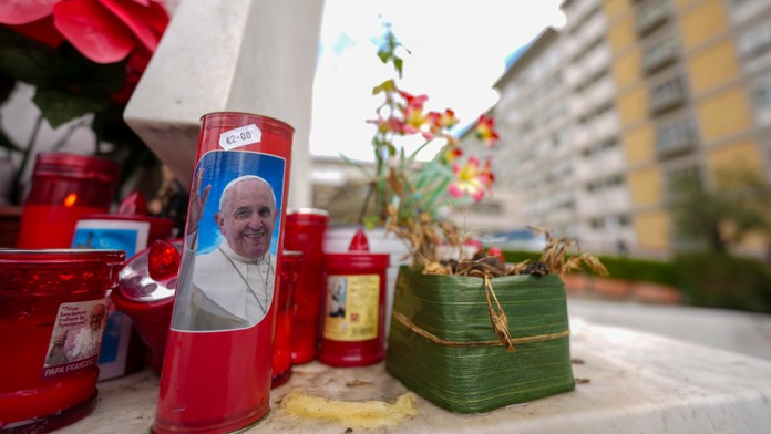 Pápežovi Františkovi museli zmeniť liečbu. Lekári narazili na komplikácie