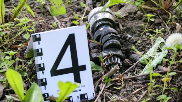 Na snímke časť údajne ukrajinského dronu, ktorý mal zasiahnuť bytovku v Moskve.