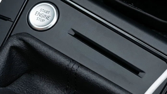 Otvor v aute, ktorý mnohí nepoznajú. Viete, aký je zmysel tejto nenápadnej štrbiny?