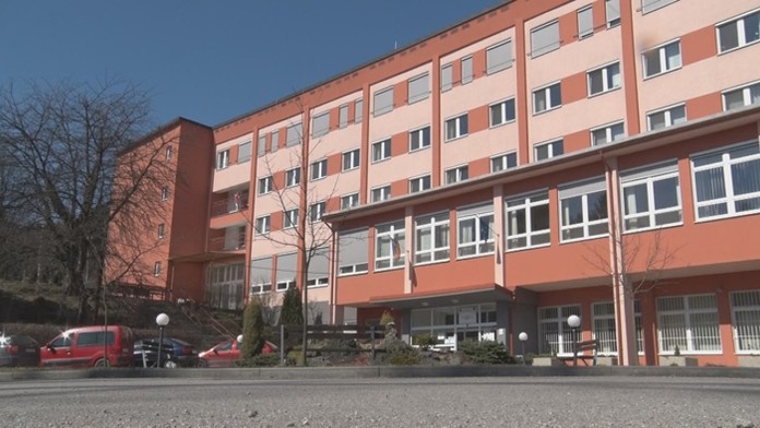 Nápis "Ďakujem, zostávam doma" visí na budove madridskej radnice