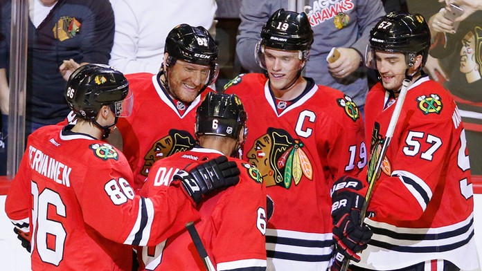 Marián Hossa sa teší so spoluhráčmi po strelení gólu.