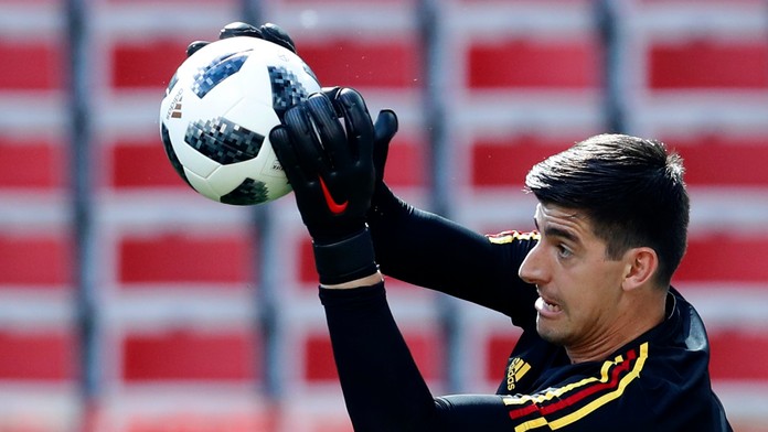 Belgický brankár Thibaut Courtois sa rozcvičuje pred stretnutím s Tuniskom na MS 2018.