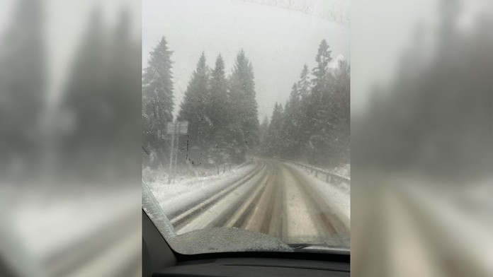 Slovensko zasiahlo premenlivé počasie. Zatiaľ čo niekde pršalo, inde cesty pokrýval sneh