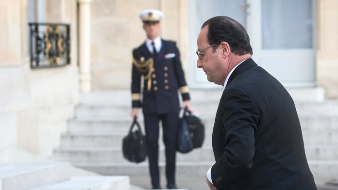 Francúzsky prezident François Hollande rieši útok na továreň.