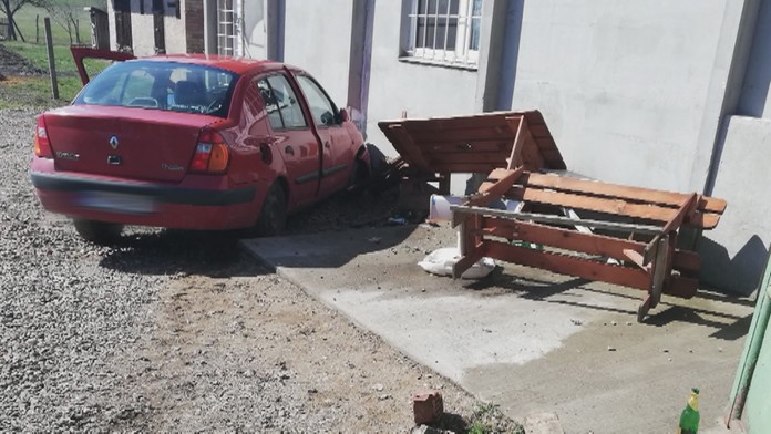 Hneď ako naštartoval, sa auto pohlo, vyskočilo na obrubník a pred nárazom do budovy ešte zdemolovalo lavičky. 