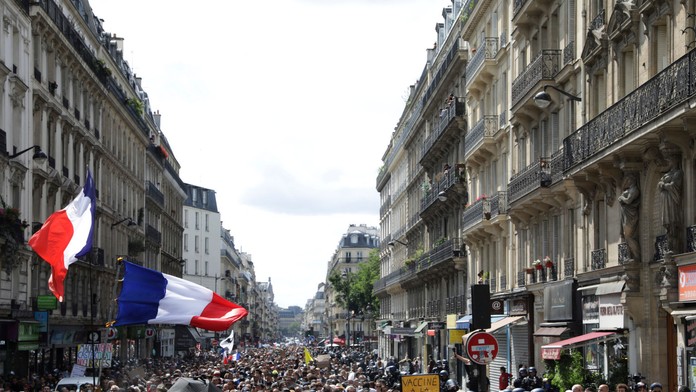 Demonštrácia proti COVID pasom v Paríži.