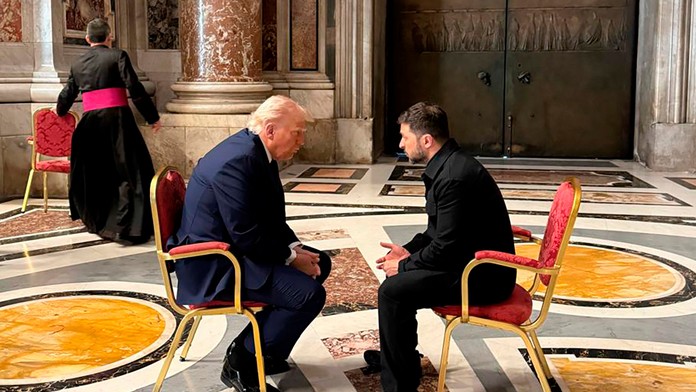 Zdroje prezradili, o čom sa Volodymyr Zelenskyj rozprával s Donaldom Trumpom na pápežovom pohrebe