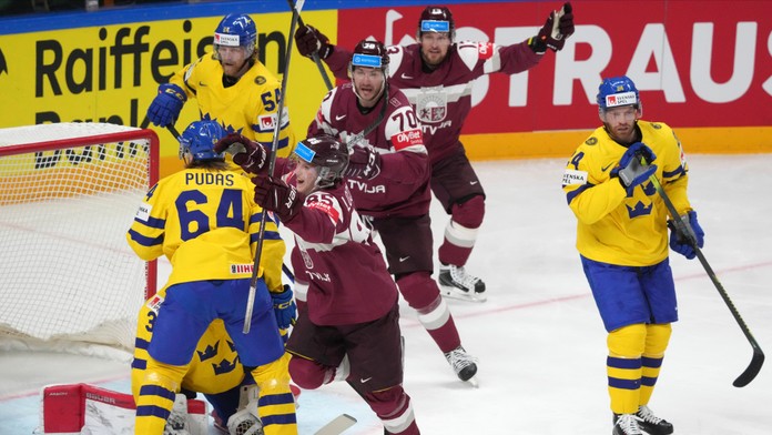 Dans Locmelis (v popredí) z Lotyšska sa teší z gólu.